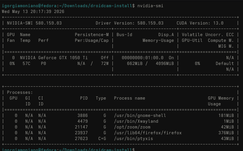 Terminal mostrando nvidia-smi com driver 580.159.03 e GTX 1050 Ti no Fedora 44